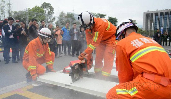 消防官兵銷毀劣質消防產品