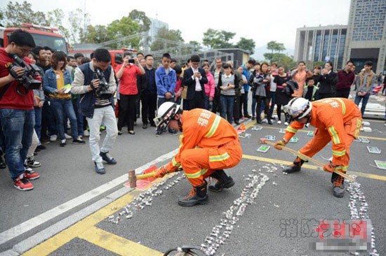消防官兵銷毀劣質消防產品