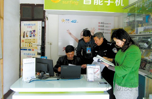 鳳凰臺社區工作人員與民警進行消防安全隱患排查