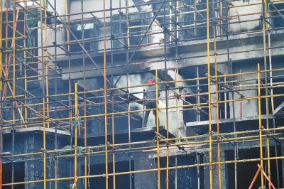 在建樓房著火，整棟樓外墻壁被熏黑