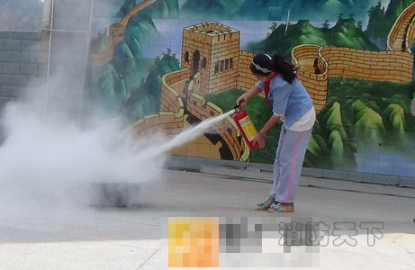 石屏縣一小學舉行消防安全疏散演練