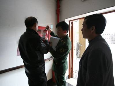 閘北支隊領導帶隊深入轄區大中型商市場