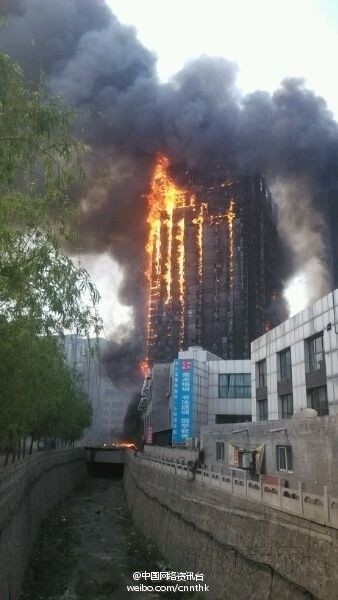 山西靈石一高層大廈發生火災 傷亡不詳