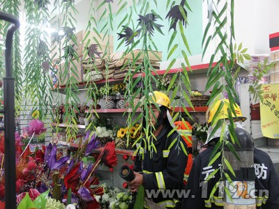 景東消防走進超市開展滅火救援實戰演練[圖]