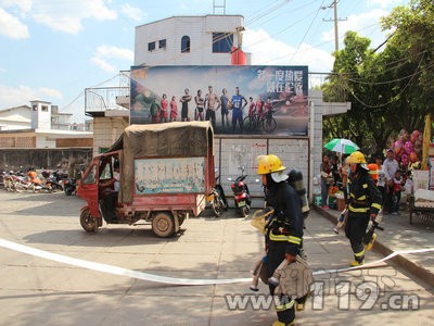 景東消防走進超市開展滅火救援實戰演練[圖]
