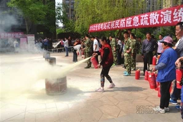 社區居民上陣演練滅火
