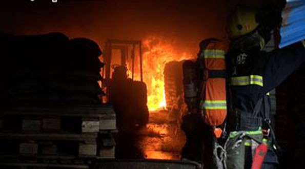 重慶一塑膠倉庫突發大火 消防隊員勇救援