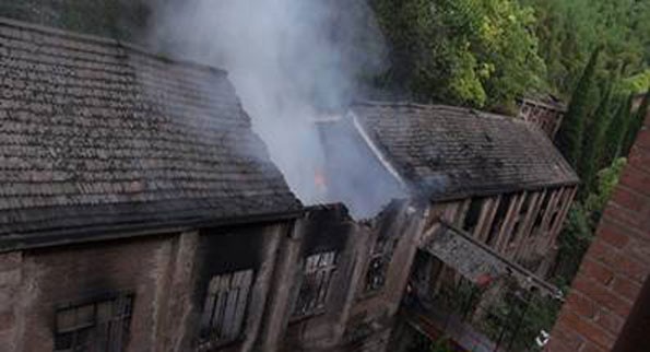 重慶一塑膠倉庫突發大火 消防隊員勇救援