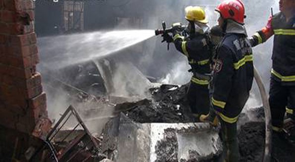 重慶一塑膠倉庫突發大火 消防隊員勇救援