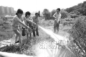 (5月21日，株洲市園林系統工作人員在石峰公園學習用滅火器滅火。　《長株潭報》記者