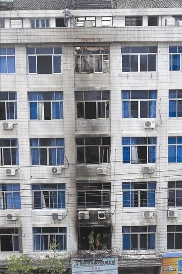 圖為消防隊員在勘查火災現場。溫都記者 王誠/攝