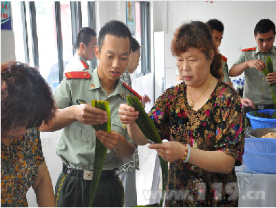 上海普陀區&rdquo;兵媽媽&ldquo;與消防支隊一起包棕子