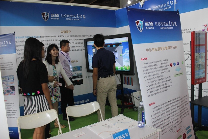 大為世紀(jì)媒帝消防廣告機(jī)在2015第五屆廣州國(guó)際消防展