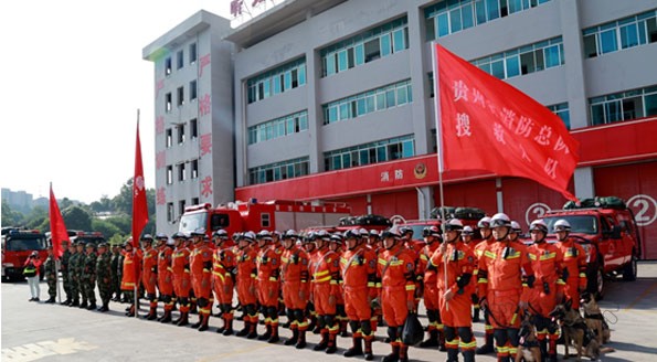 　此次演練配備的全地形履帶式運(yùn)輸車(chē)