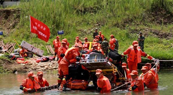 　此次演練配備的全地形履帶式運(yùn)輸車(chē)