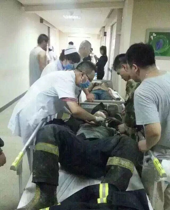 救助人員在醫院接受治療