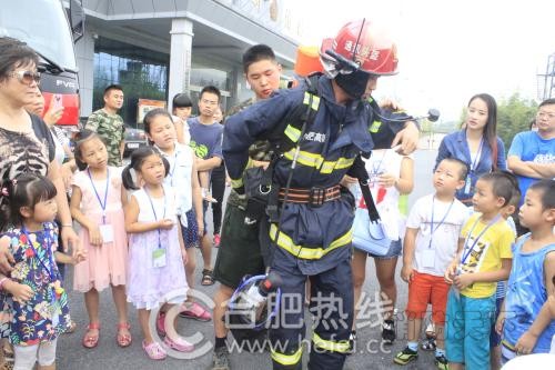 現場示范穿消防服