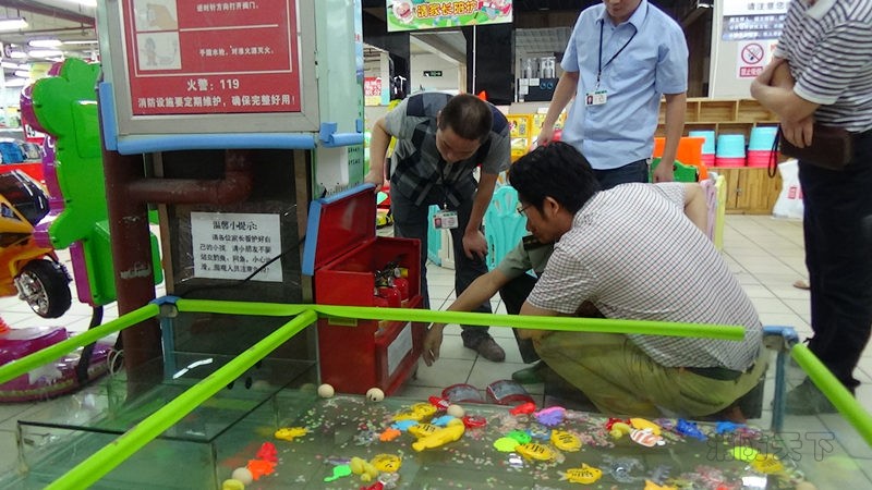 局黨組成員、副局長司馬孟軍同志在改制企業視察危房