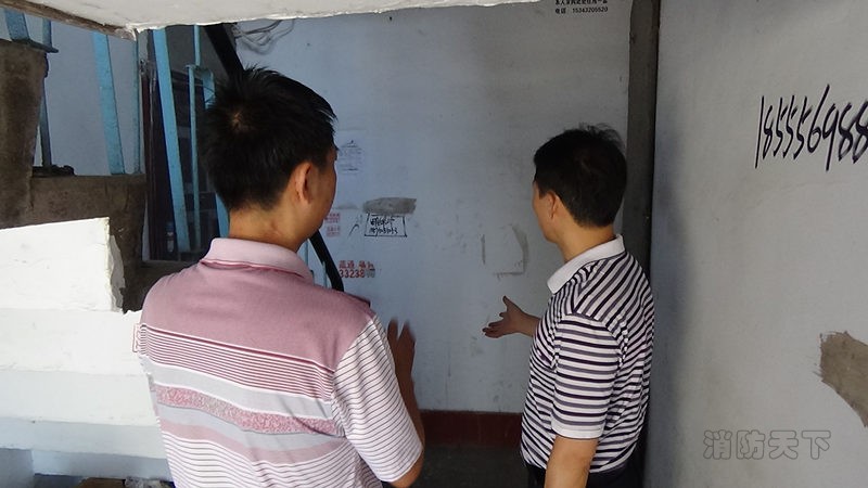 局黨組成員、副局長司馬孟軍同志在改制企業視察危房