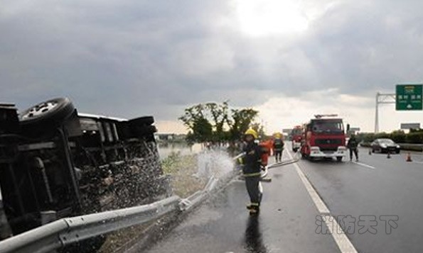 消防官兵到場出水槍&ldquo;滅火&rdquo;
