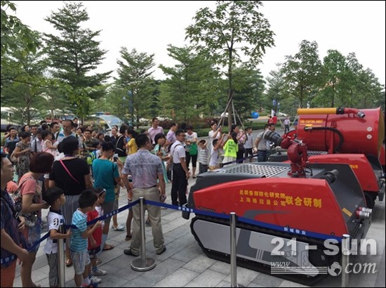 現場廣大市民駐足參觀