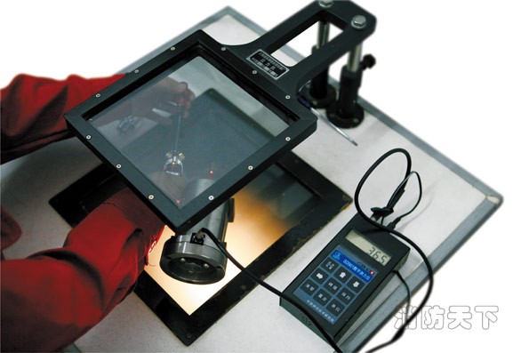 玻璃應(yīng)力檢測儀正在檢測