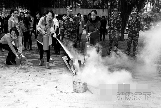 湛江赤坎海棠社區(qū)居民開展消防演練