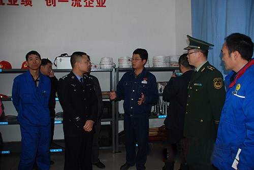     鈦冶煉廠負(fù)責(zé)人向參觀人員分享消防站建立經(jīng)驗  