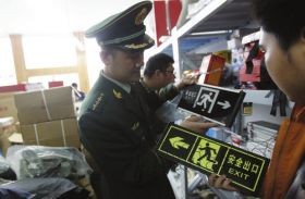 本報長沙訊3月8日，長沙市韶山南路紅星美凱龍全球家居生活廣場，雨花消防大隊現場對商場內的消防設施進行抽檢，發現1樓的消防水帶漏水，并現場要求其整改。