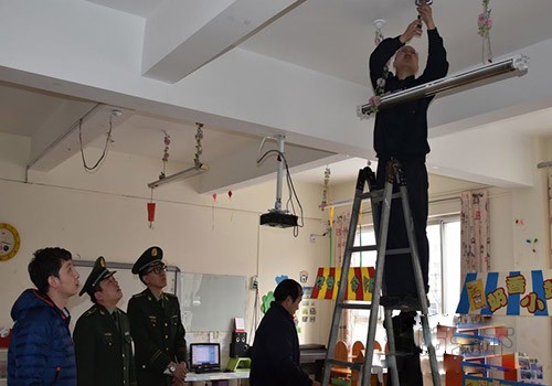 秦皇島開發區消防為兒童和老人建筑安裝報警器