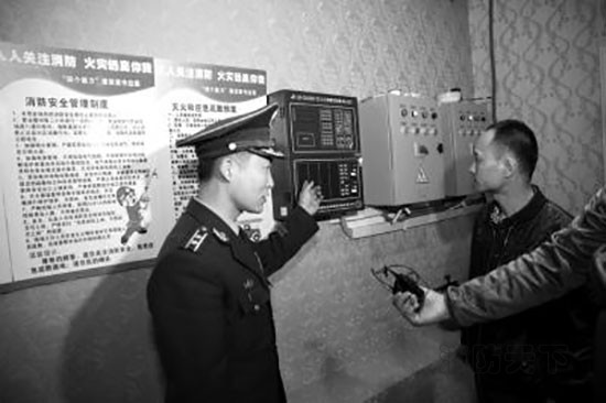 一家KTV消防控制室,消防檢查人員發現操作人員無證上崗