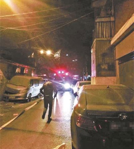 事發(fā)當(dāng)晚,消防車被擋在胡同外