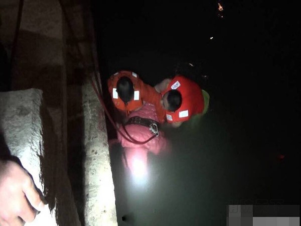 廈門消防從河中救起一對母女 兩人手被綁在一起