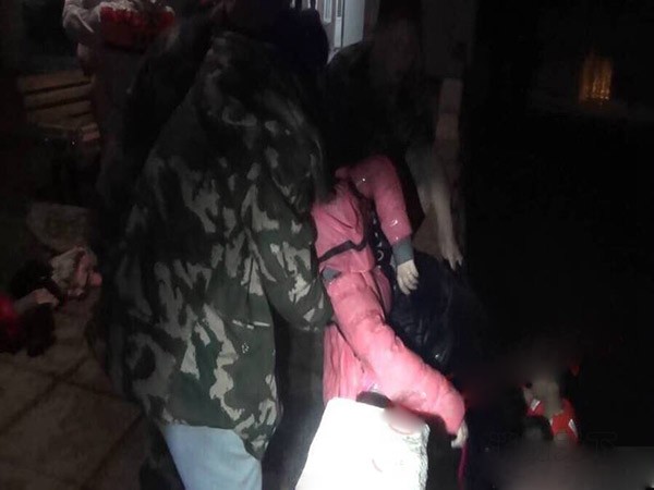 廈門消防從河中救起一對母女 兩人手被綁在一起