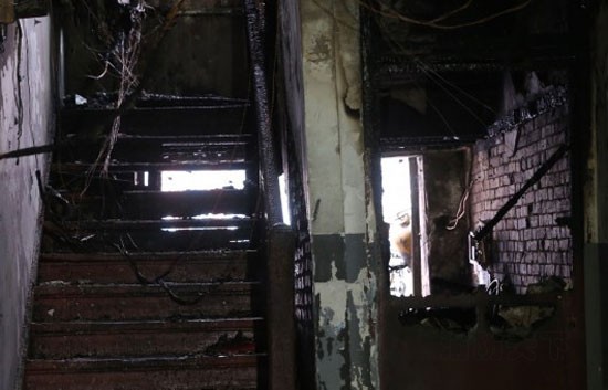 著火居民樓的一層樓梯間，部分木質(zhì)樓梯已被&ldquo;燒空&rdquo;。