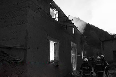 凌晨磚木結構老屋突發火災 殘疾夫妻抵抗火魔