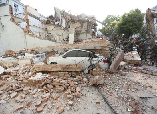 上海松江佘山一幢3層老房發生坍塌