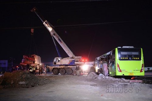 大貨車(chē)撞公交車(chē)致2死多傷