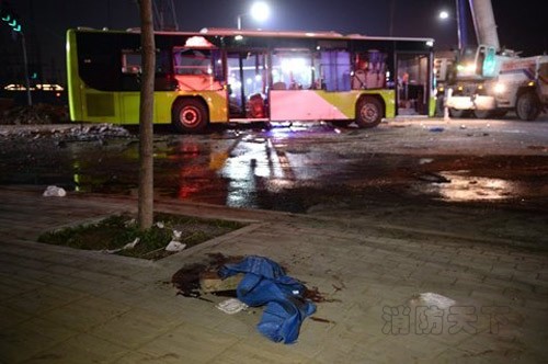 大貨車(chē)撞公交車(chē)致2死多傷